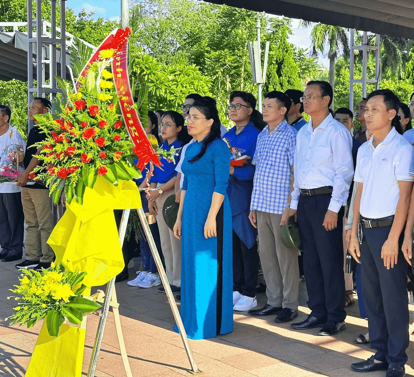 Đ/c Hoàng Thị Thu Trang – Tỉnh ủy viên, Bí thư Đảng ủy, Giám đốc Sở Tư pháp dâng hương tại Đài tưởng niệm Thành cổ Quảng Trị